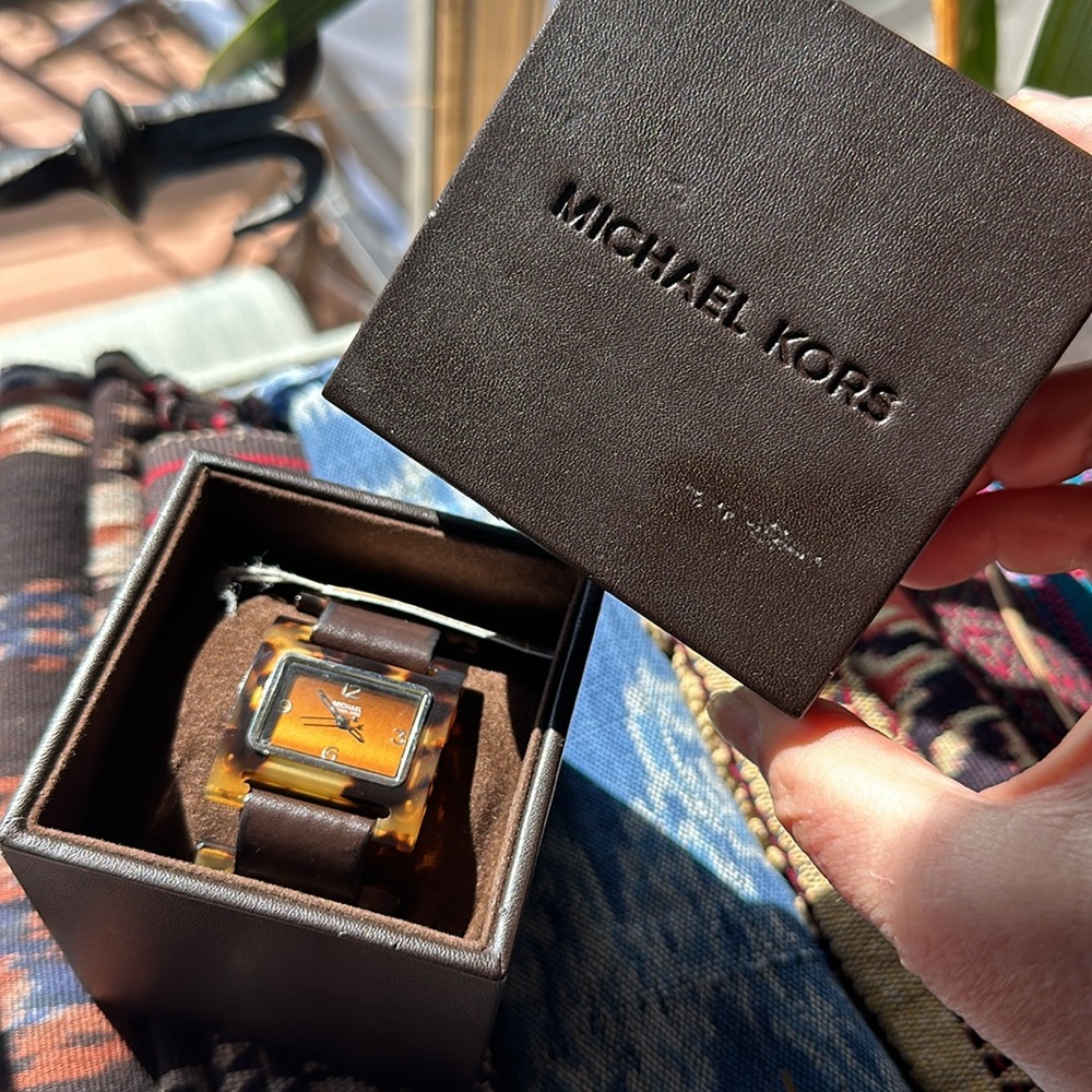 Michael Kors tortoise w brown leather band watch. Vintage. Brand new battery!! - Picture 15 of 16